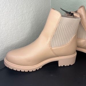 Size 9 Women’s Peach/Cream Chelsea Boots